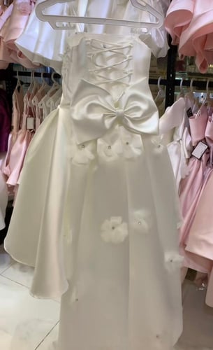فستان اوف وايت تطريز وذيل خارجي
