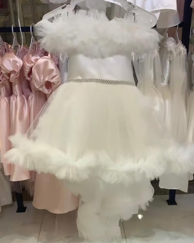 فستان وردي ملكي معا ذيل طويل ومميز