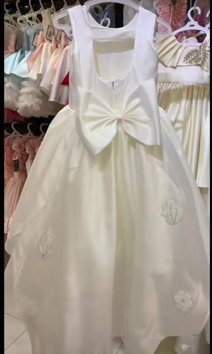 فستان اوف وايت مطرز معا فينكه وذيل خارجي