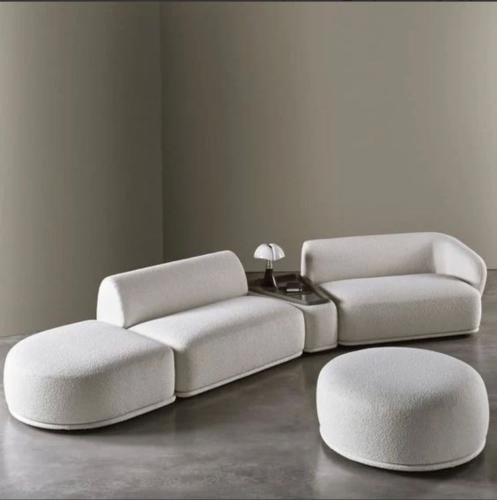 طقم كنب 3 قطع مع طاولة وبف بوكليه اوف وايت