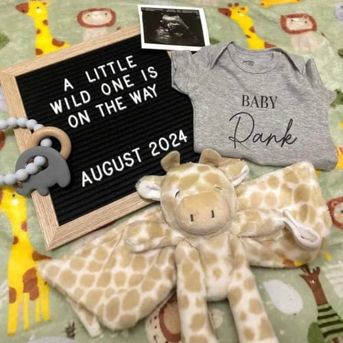 لوحة خشبية مع احرف للذكرى