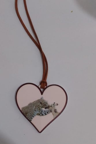 تعليقة سيارة اكريليك