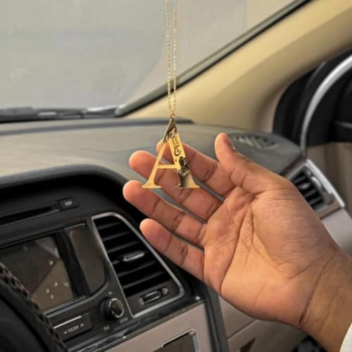 تعليقة سيارة بالحرف مع عبارة حسب الطلب