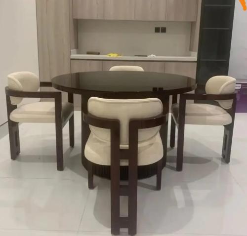 طاولة طعام مودرن بتصميم دائري فاخر وأربعة كراسٍ ذا...