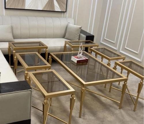 طاولات ضيافة مكون من طاولة قهوة رئيسية وعدد من طاو...