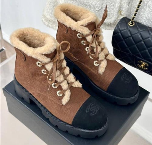 2024 أحذية شانيل بوت قصيرة جلد فرو بني