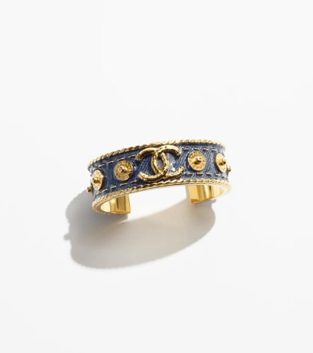 2024 سوار شانيل عريض محفور ذهبي، أزرق