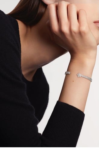 نسخة سوار شانيل COMÈTE CHEVRON من المجوهرات الفاخر...