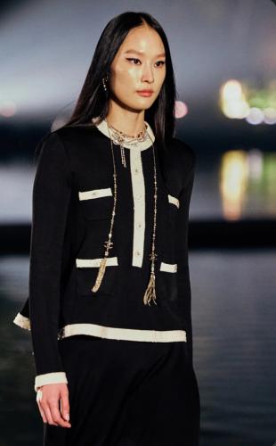 2025 كنزة شانيل بلوفر أسود بيج صوف