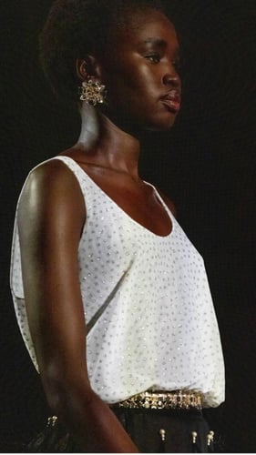 2024 توب شانيل حرير بلا اكمام صيفي ابيض