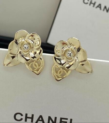 2025 أقراط شانيل غلق مسمار ذهبي وردة