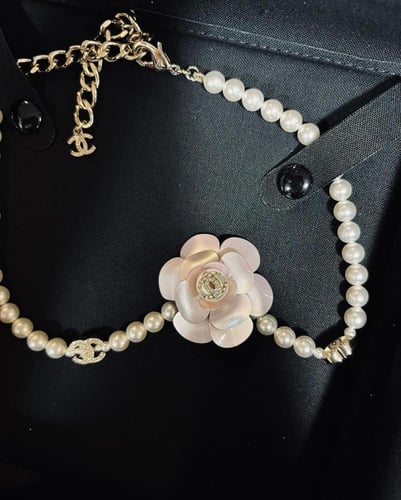 2023 قلادة شوكر لؤلؤ بزهرة الكاميليا الوردية بلوقو...