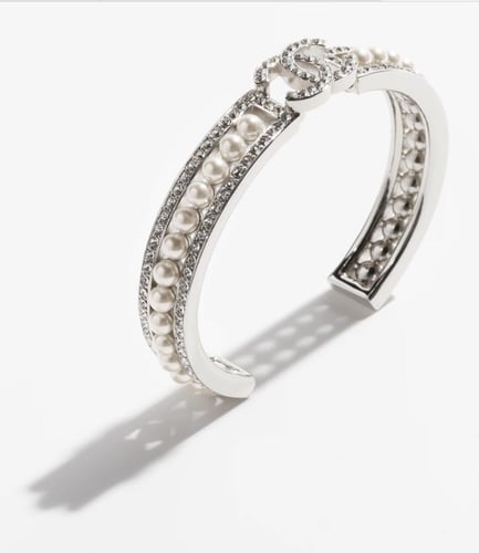 2024 سوار شانيل عريض فضي، أبيض لؤلئي، كريستالي