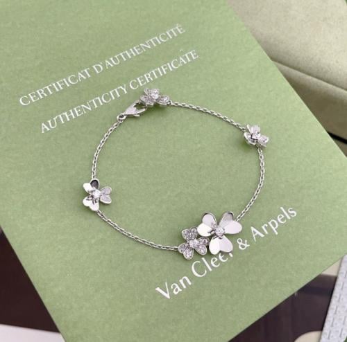 اسوارة فان كليف فريفول 5 زهرات فضي أبيض مرصع ميني