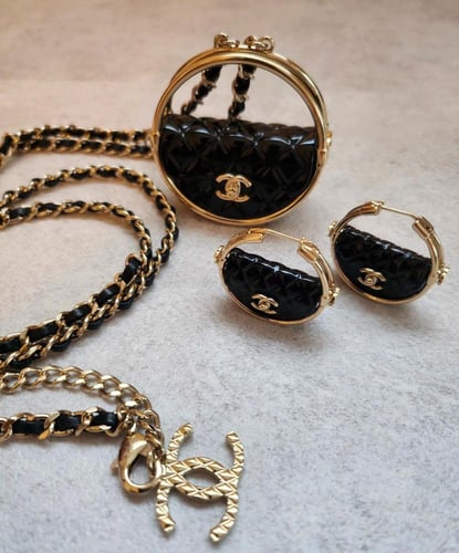 أقراط شانيل حقيبة سوداء