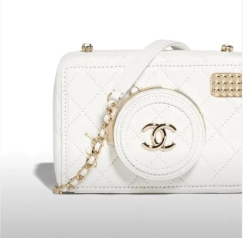 حقيبة كاميرا شانيل 19سم بحامل كتف لون أبيض وذهبي