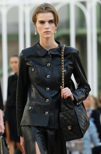 CHANEL 25 حقيبة شانيل جلد أسود وهاردوير ذهبي