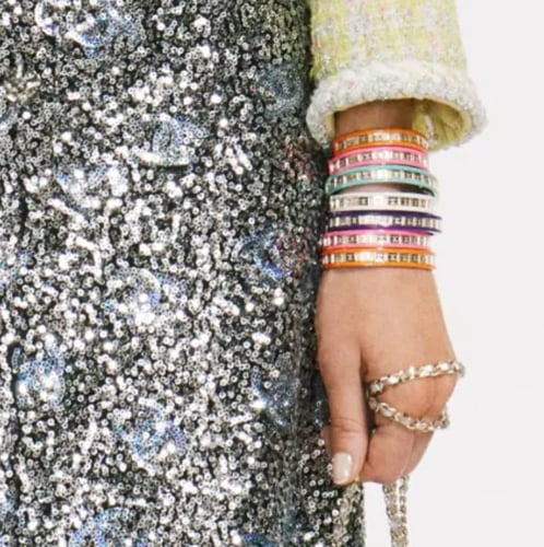 2024 شانيل سوار ذهبي و اخضر