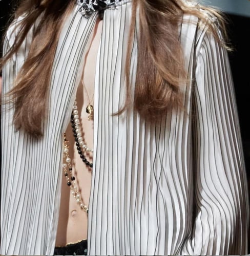 2024 قلادة شانيل بدلاية ذهبي، أبيض، كريستالي