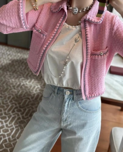 2025 قميص شانيل أبيض بطبعات لوقو و لؤلؤ