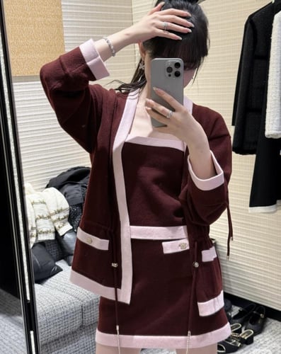 2025 قميص شانيل توب برغندي وردي