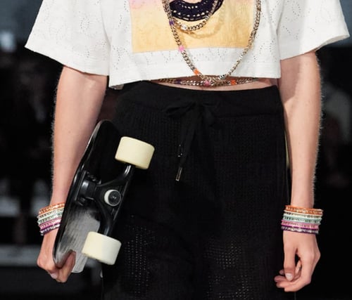 2024 شانيل سوار ذهبي و اخضر