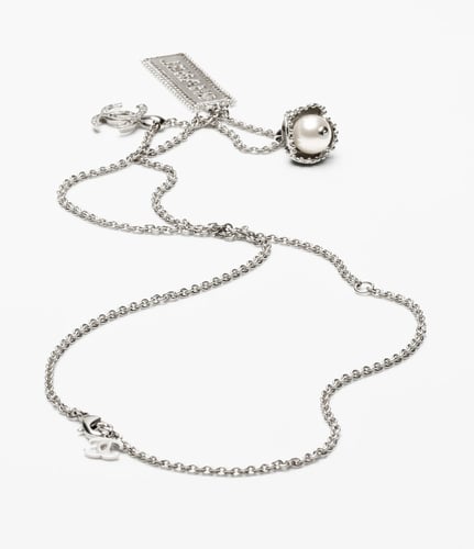 2024 سلسال شانيل قلادة اسود طويلة بدلاية معدن سترا...