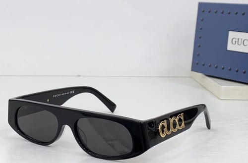 نظارة شمسية غوتشي بإطار أسود مزين بحروف GUCCI ذهبي
