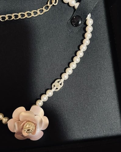 2023 قلادة شوكر لؤلؤ بزهرة الكاميليا الوردية بلوقو...