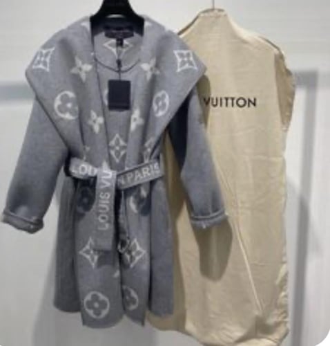 معطف لوي فيتون شتوي رمادي بحزام وهودي