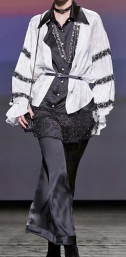 2025 بلوزة شانيل مطرزة باللونين الأبيض والأسود حري...