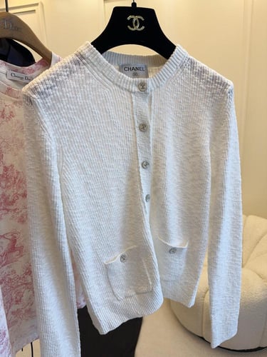 2025 كارديجان شانيل أبيض قطني