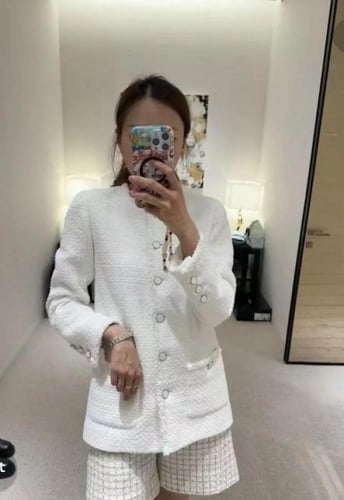 2025 جاكيت شانيل تويد أبيض طويل