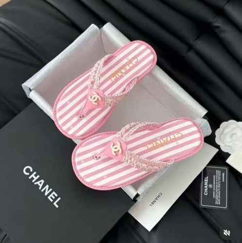 2024 شبشب شانيل بإصبع كروشيه أبيض زهري