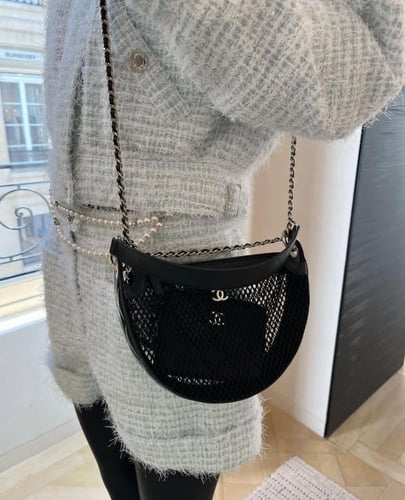 2025 حقيبة شانيل صغيرة جلد أسود لامع شبكي بمعدن ذه...