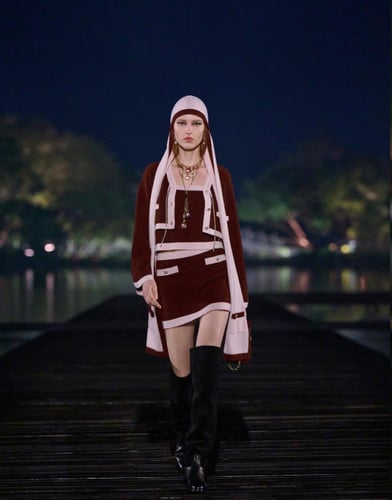 2025 قميص شانيل توب برغندي وردي