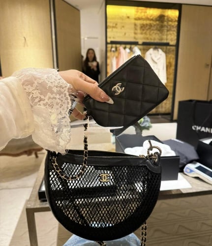 2025 حقيبة شانيل صغيرة جلد أسود لامع شبكي بمعدن ذه...
