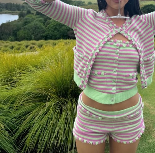 2025 قميص شانيل وردي أخضر فاتح مخطط