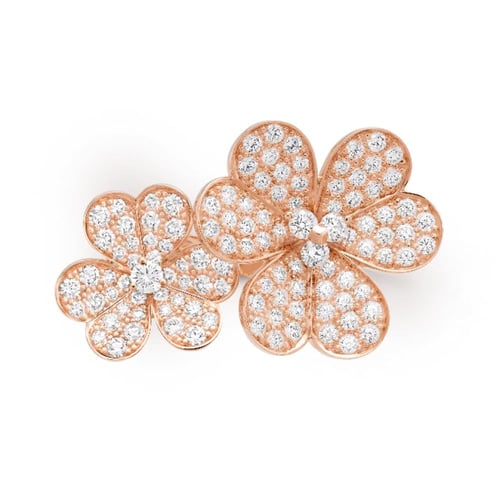 خاتم فان كليف فريفول وردي مرصع كبير بين الأصابع