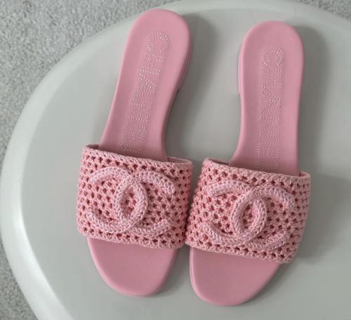 2024 حذاء شانيل كروشيه وردي صيفي للشاطئ