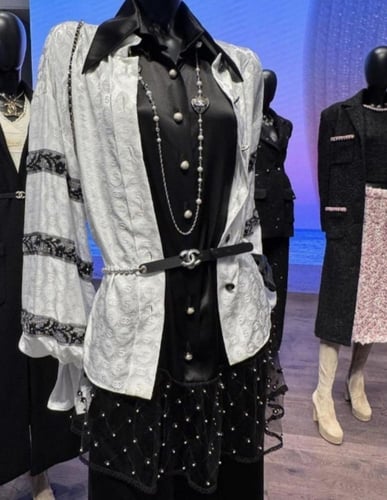 2025 بلوزة شانيل مطرزة باللونين الأبيض والأسود حري...