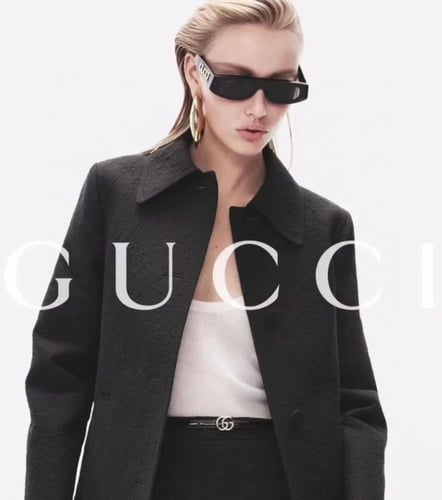نظارة شمسية غوتشي بإطار أسود مزين بحروف GUCCI ذهبي