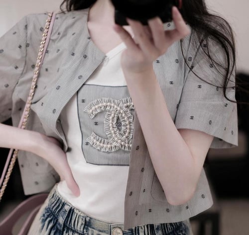 2024 قميص شانيل قطن قصير بمشبك واحد مرصع بالكريستا...