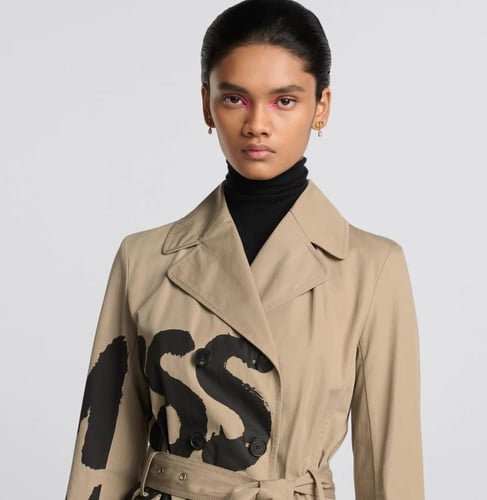 ديور ترينش كوت بيج بكتابة ميس ديور بالأسود