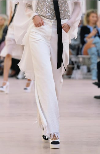 2025 جينز شانيل مطرز بالخرز أبيض أو أسود