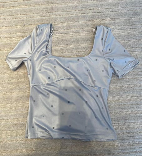 2024 قميص شانيل جيرسية فضي بأكمام قصيرة