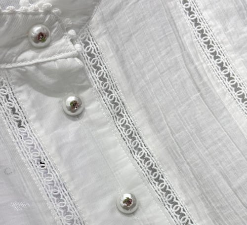 2025 قميص شانيل رسمي قصير أبيض مطرز