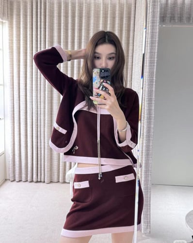 2025 قميص شانيل توب برغندي وردي