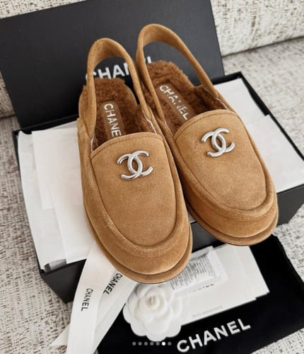 حذاء شانيل المخملي مبطن بالفرو