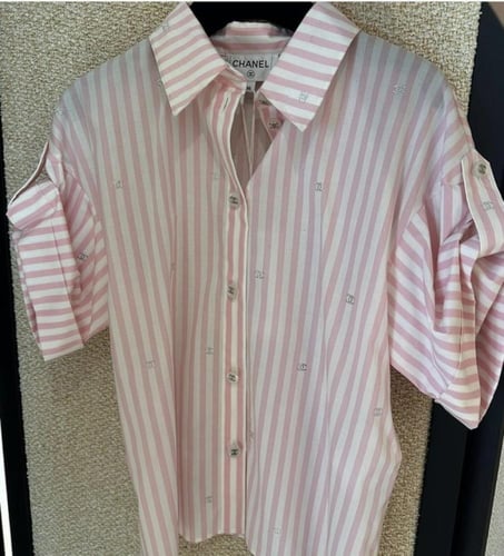 2024 قميص شانيل وردي بطبعات براقة